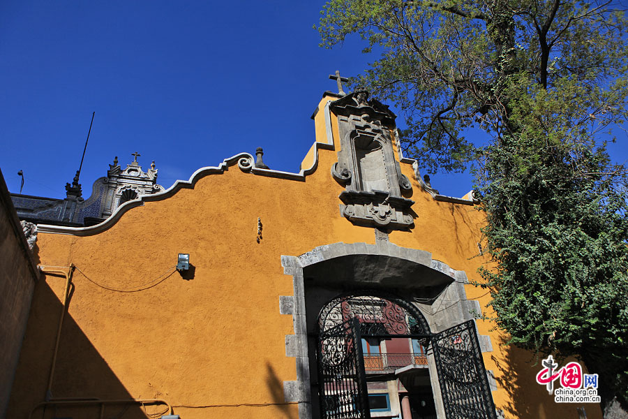 圣弗朗西斯科圣殿的黄色围墙
