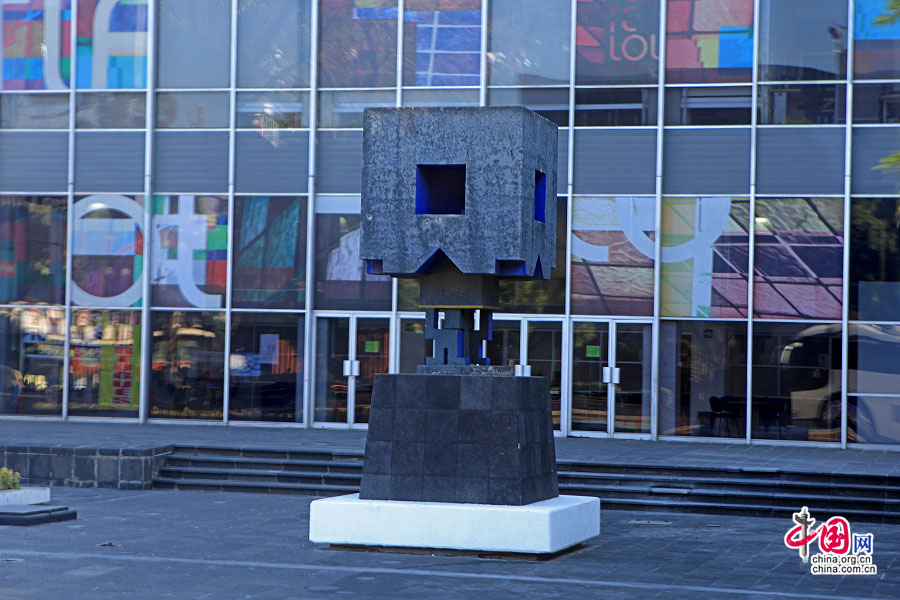 大学文化中心博物馆门前雕塑