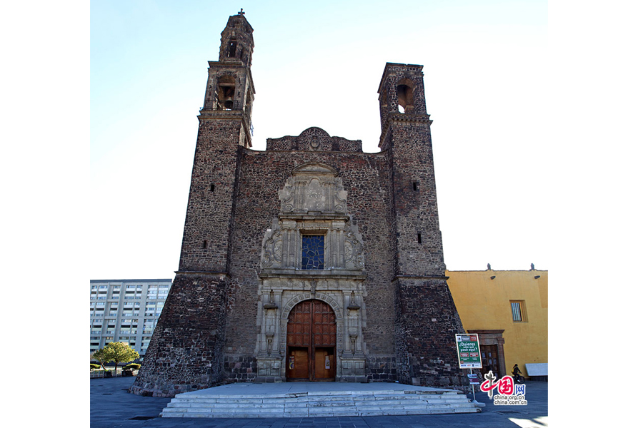 圣地亚哥大教堂的双钟楼与巴洛克式大门