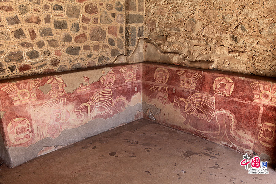 美洲虎宫墙壁上的壁画与彩色火山石装饰