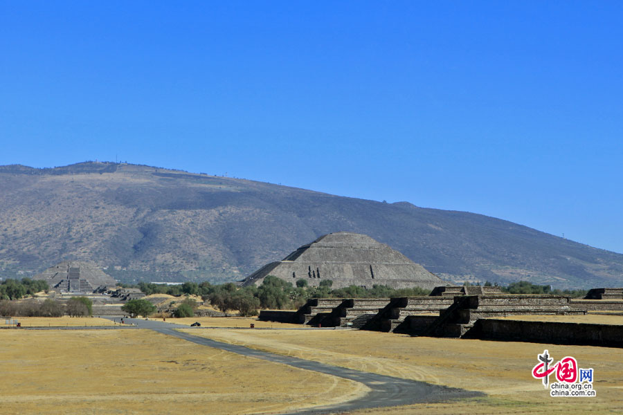 古城最著名的建筑：太阳金字塔（右前）与月亮金字塔（左后）