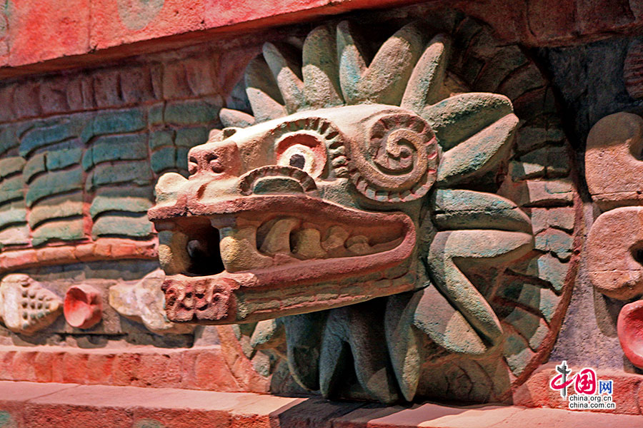 特奥蒂瓦坎文明中的傻笑着的羽蛇神形象