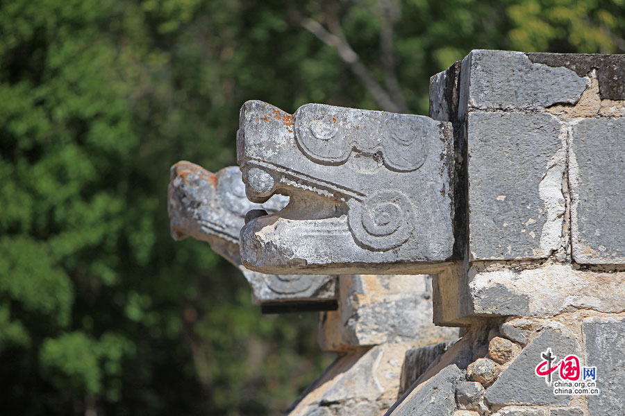 奇琴伊察老鹰与美洲虎台入口的羽蛇神石雕