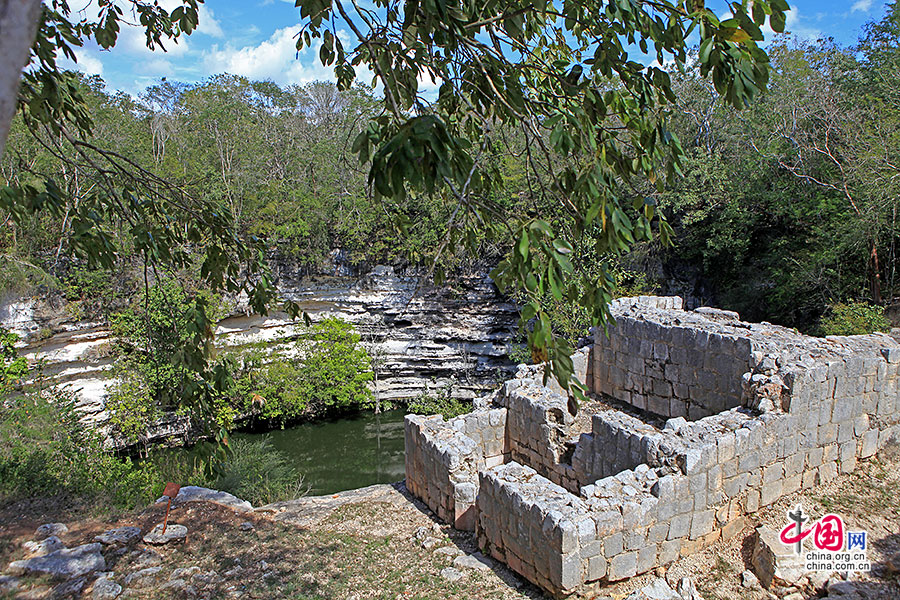 萨格拉多圣井边缘的建筑遗址是当初玛雅人祭祀用的神庙