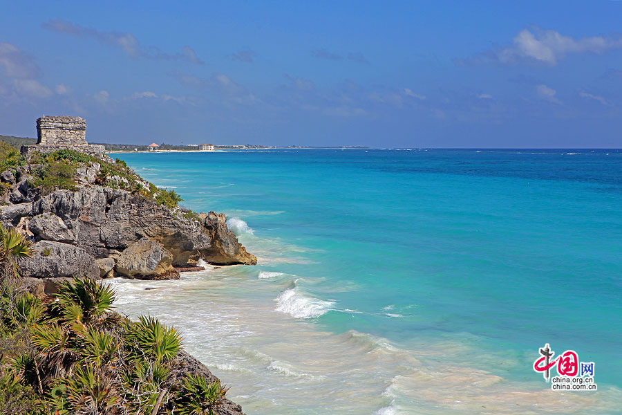 图卢姆风神庙斑驳的石灰岩在加勒比海鲜活明朗的色彩映衬下，显得素静而荒凉
