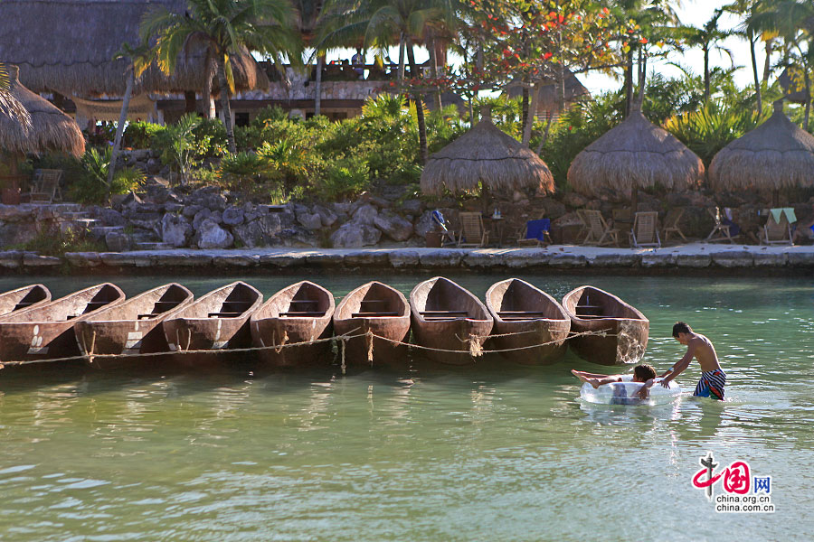 码头停泊着传统的玛雅小舟