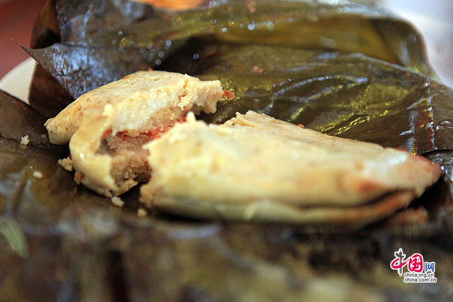 这种玛雅传统食物类似我们的糯米鸡，不过是玉米面的