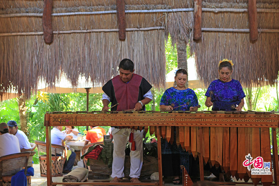 玛雅餐厅内的墨西哥传统打击乐表演