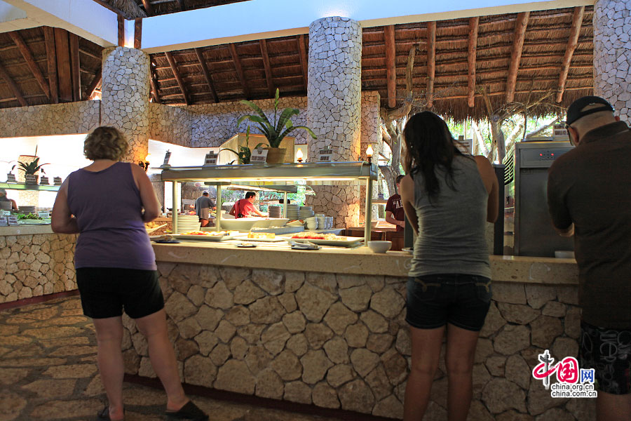 玛雅餐厅内的全石质自助餐台