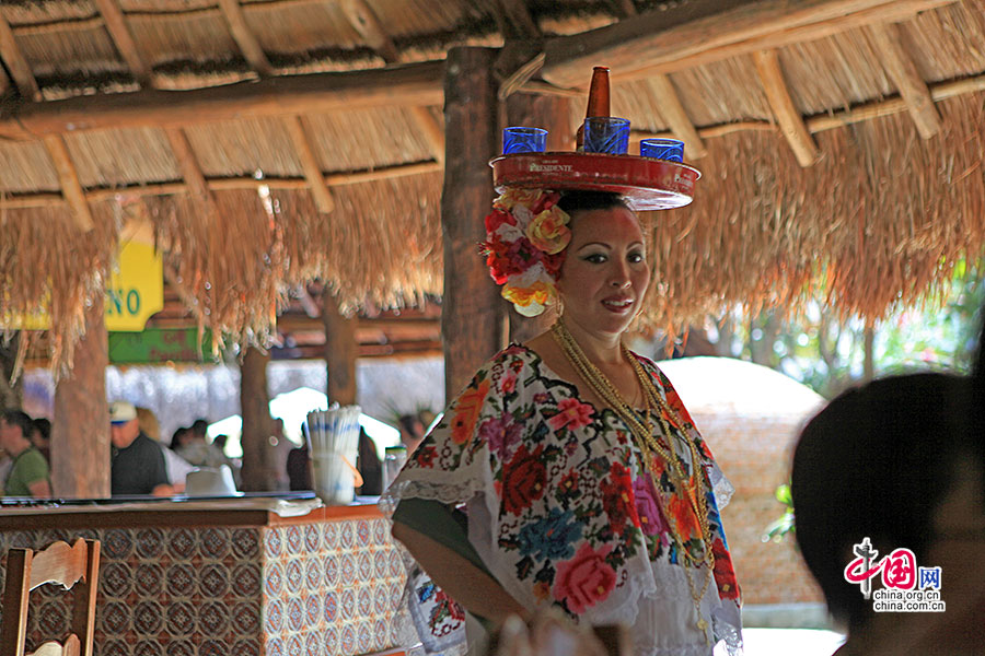 身着墨西哥传统十字绣花衣的舞者