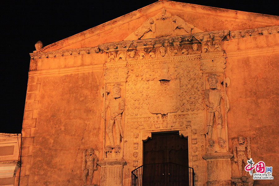 建筑大门有西班牙征服者踩在原住民头顶上的浮雕