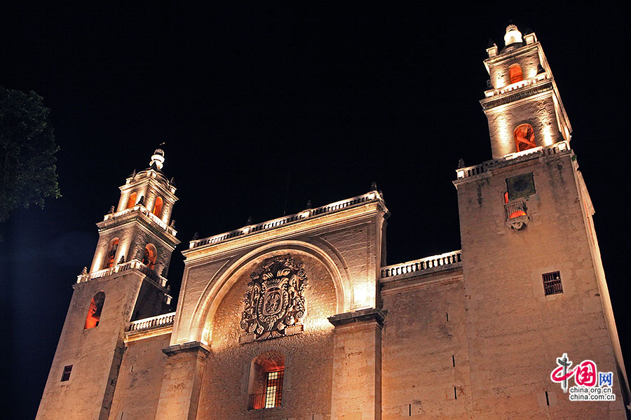 梅里达大教堂位于广场北部