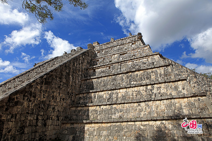 大法师神庙顶部平台有入口可通往金字塔内部
