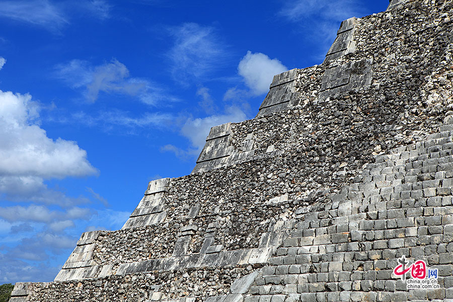库库尔坎金字塔平面呈正方形，四边依阶梯上升