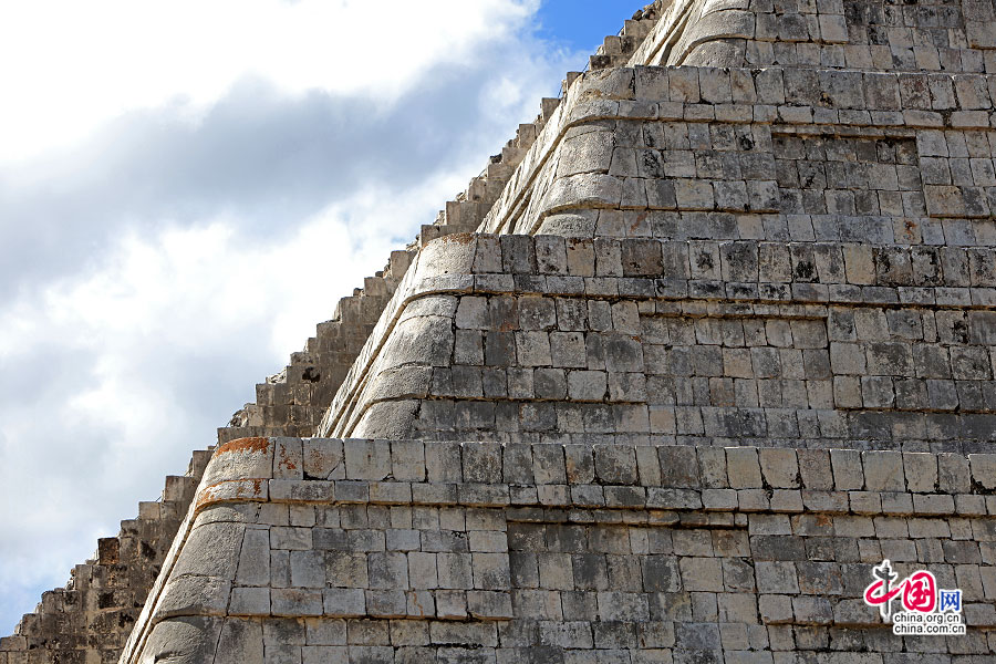 库库尔坎金字塔由下而上层层堆叠逐渐缩小