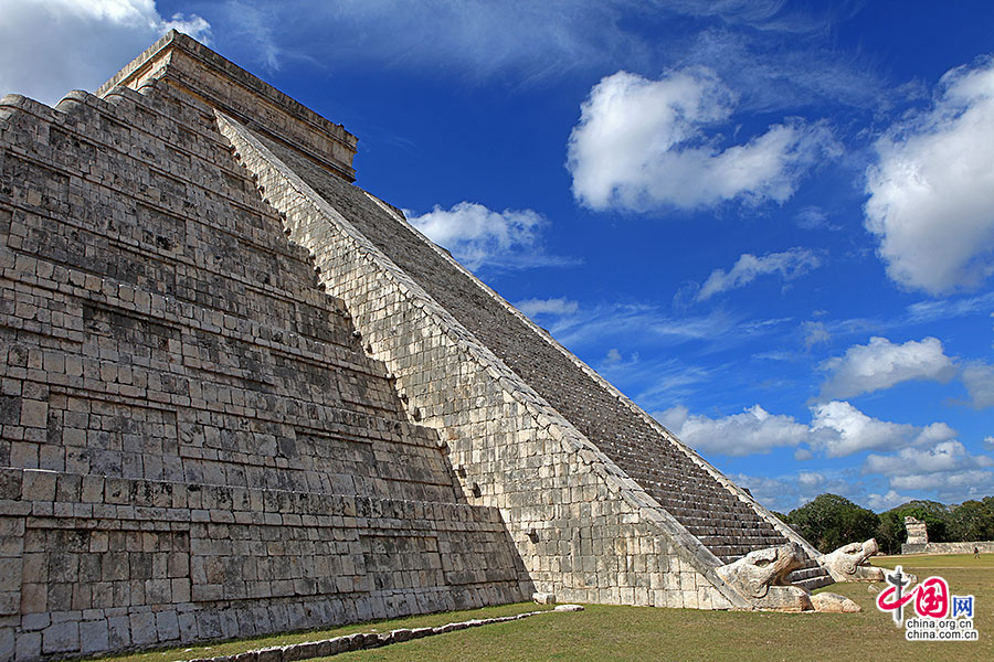 库库尔坎金字塔北侧阶梯底部两侧置羽蛇头部雕刻