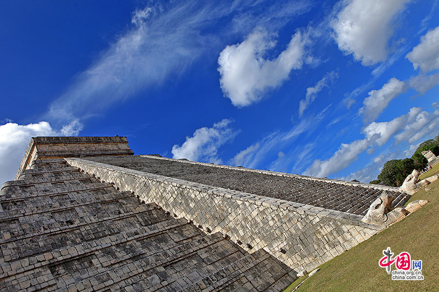 库库尔坎金字塔的台阶数加上塔顶的坛庙，共365阶，象征一年365天