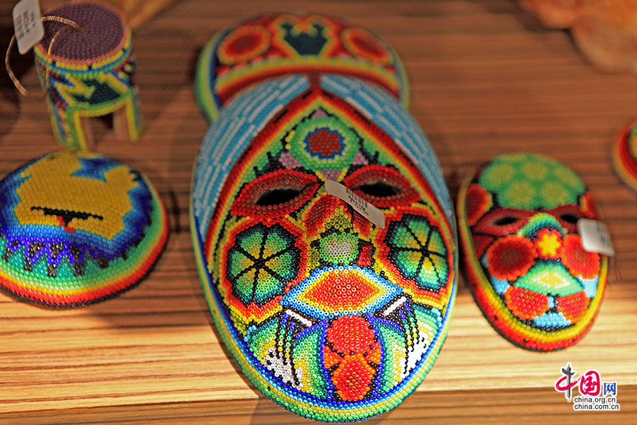 以細小的彩珠編織成的工藝品是墨西哥的特色工藝