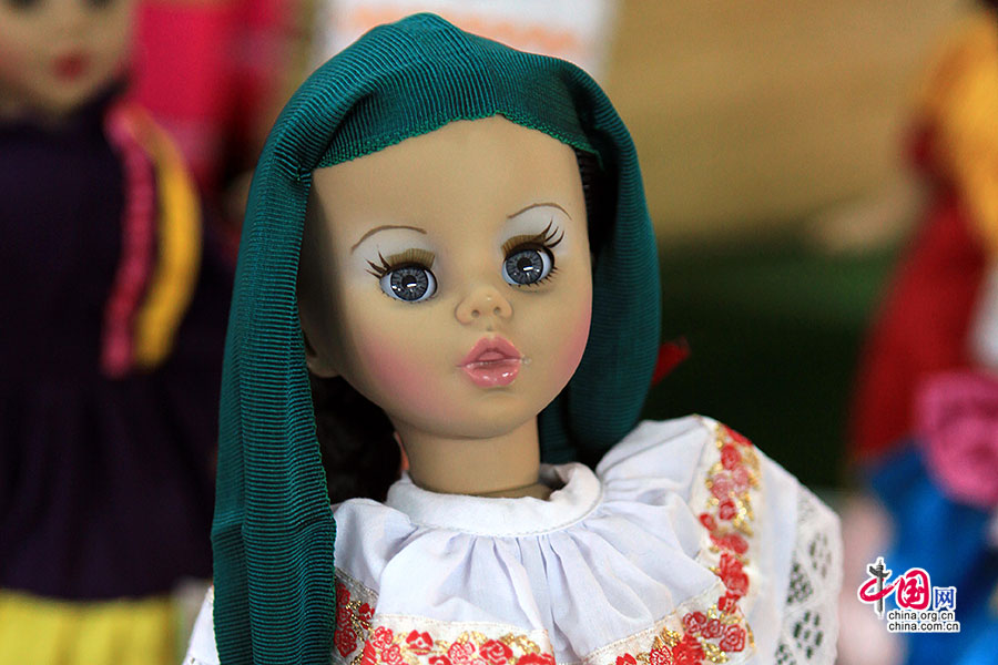 穿墨西哥傳統服飾的布玩偶