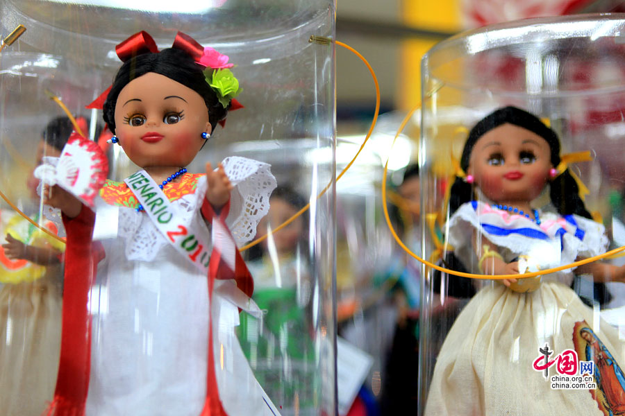 穿墨西哥传统服饰的布玩偶