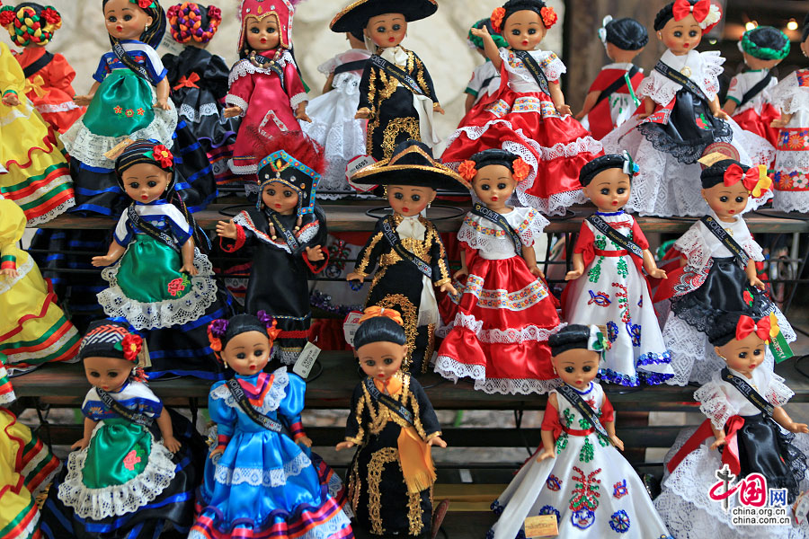 穿墨西哥傳統服飾的布玩偶