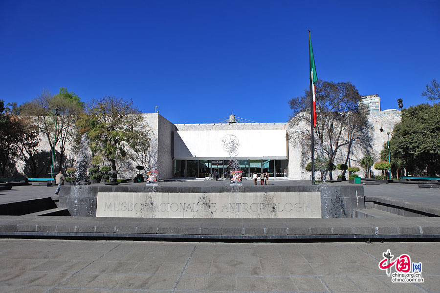 博物馆大门前喷泉与国旗