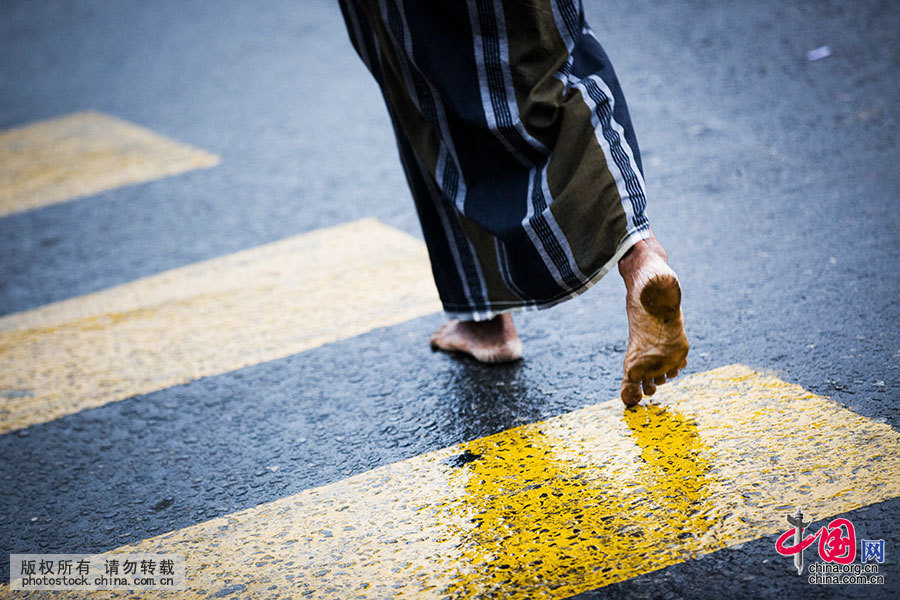 图为康提,当地许多人习惯光脚出门.中国网图片库 米杜摄