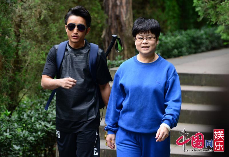 沈腾为讨好岳母穿上女式瑜伽服 诚意满分获好