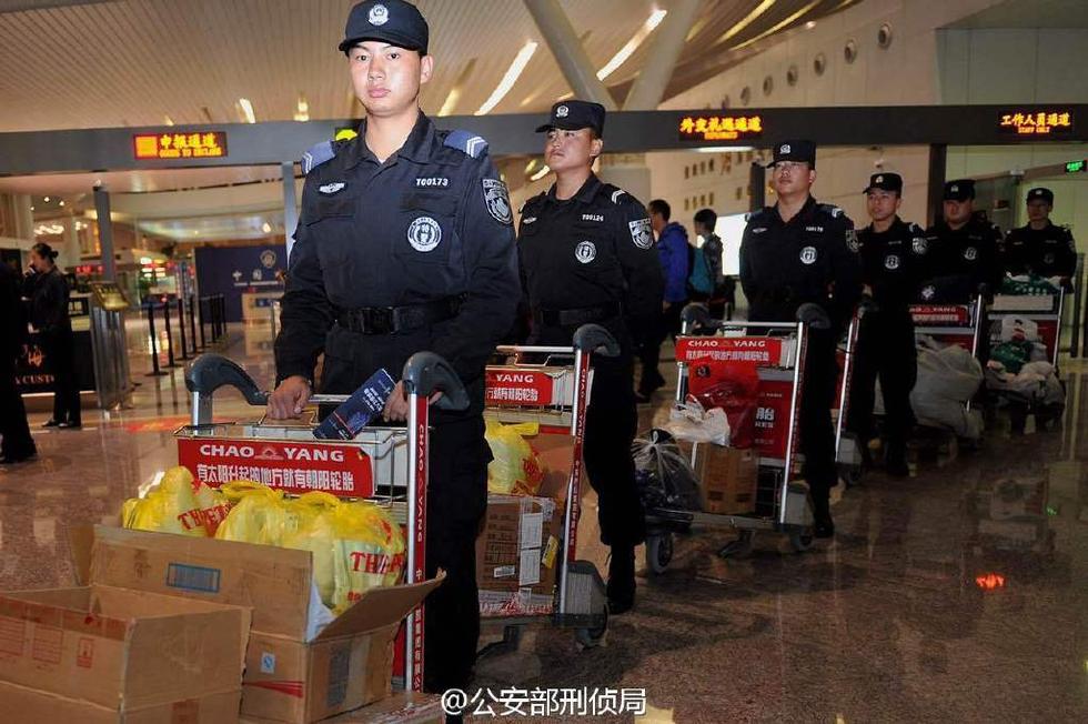 282名中国民警乘4架包机赴境外押解嫌犯
