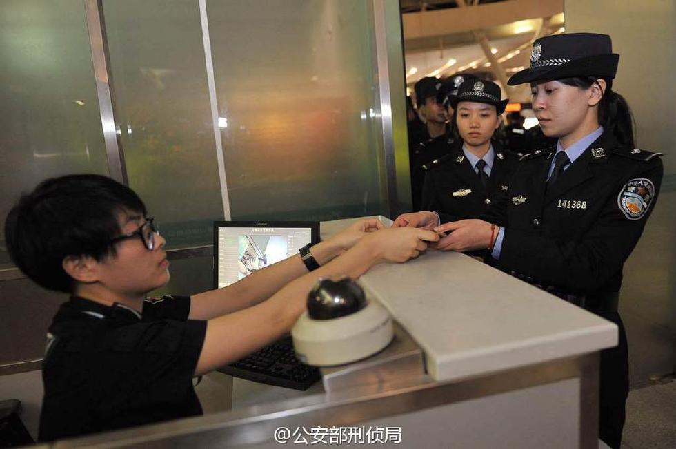282名中國民警乘4架包機赴境外押解嫌犯