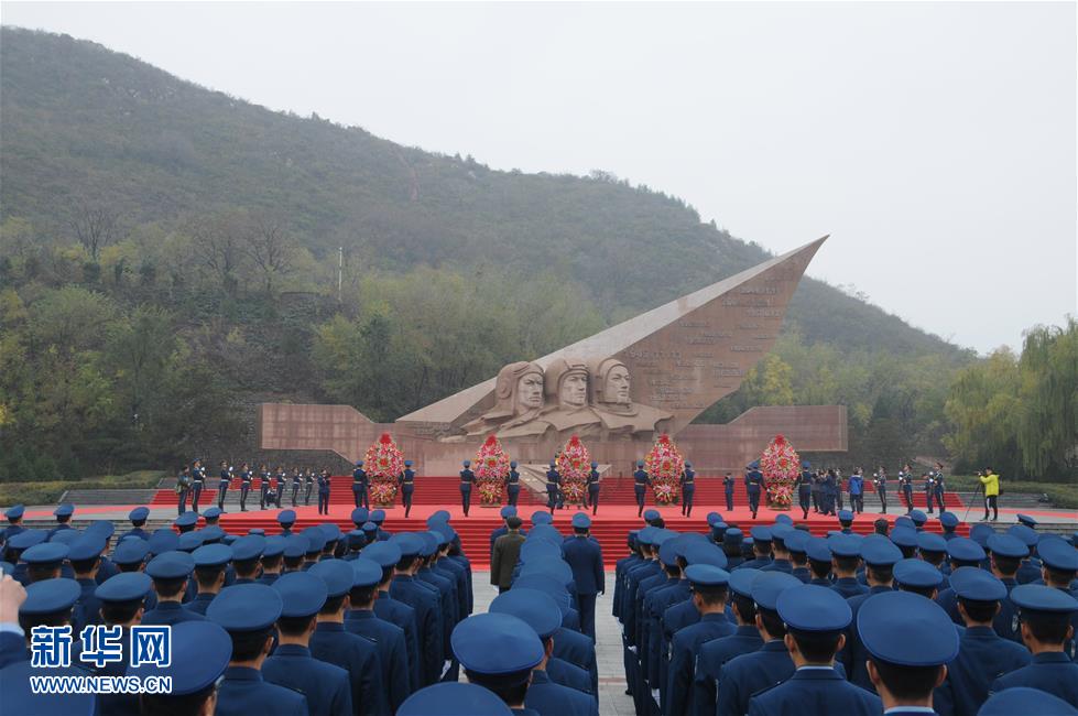 （图文互动）（1）人民空军在成立66周年纪念日向英雄纪念墙敬献花篮 