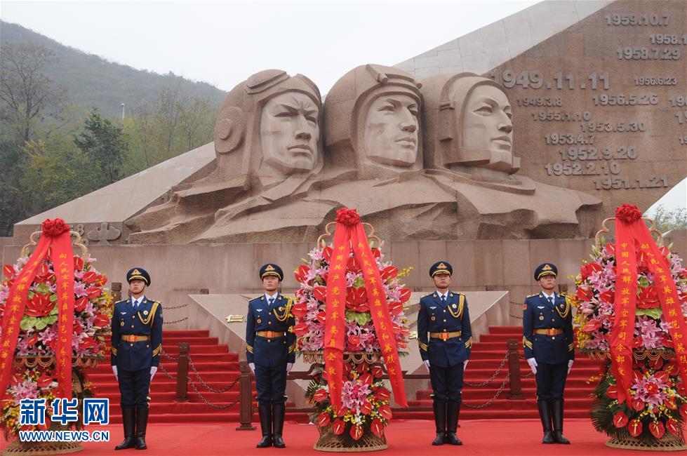 （图文互动）（2）人民空军在成立66周年纪念日向英雄纪念墙敬献花篮 