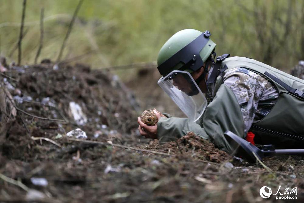 實拍中越邊境掃雷全程排雷兵赤手取雷