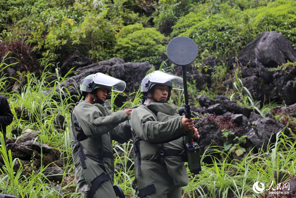 實拍中越邊境掃雷全程 排雷兵赤手取雷