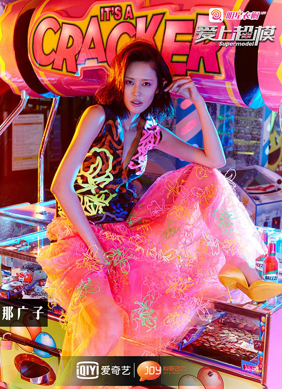 《爱上超模》"双飞"跳伞 "最大尺度职业"引热议