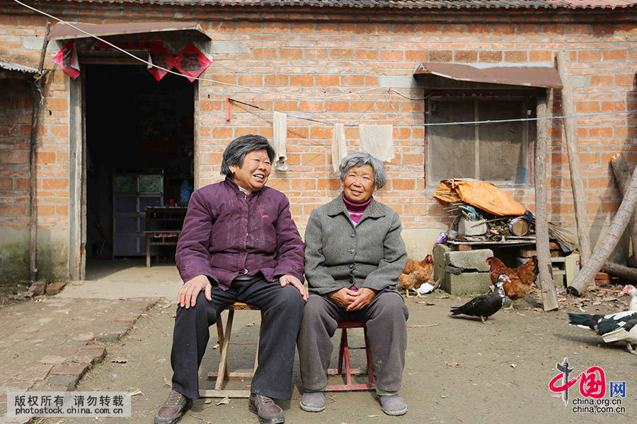 张同英和同住在张韩村的张长洲(化名)媳妇(右)在