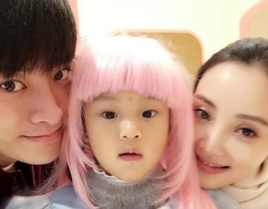 我们甜馨长大了,和男孩子合影会害羞了!