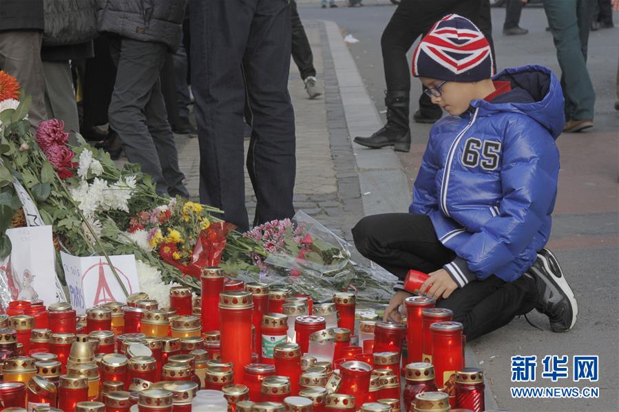 （XHDW）（2）羅馬尼亞民眾悼念巴黎恐怖襲擊遇難者