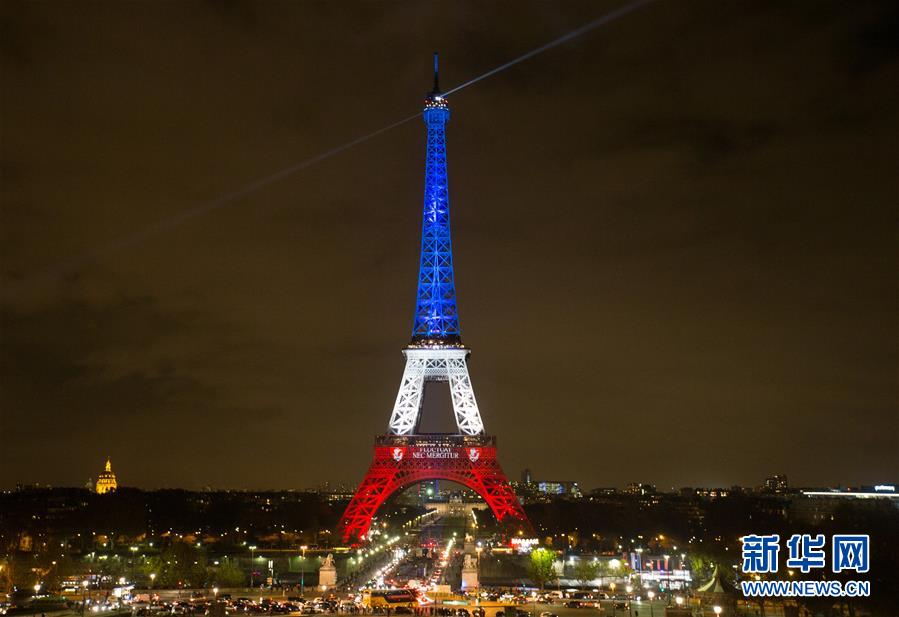 （國際）（1）巴黎埃菲爾鐵塔點亮紅白藍三色燈
