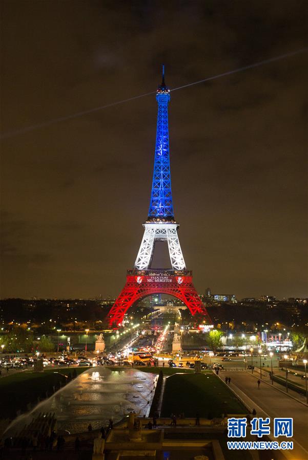（國際）（2）巴黎埃菲爾鐵塔點亮紅白藍三色燈