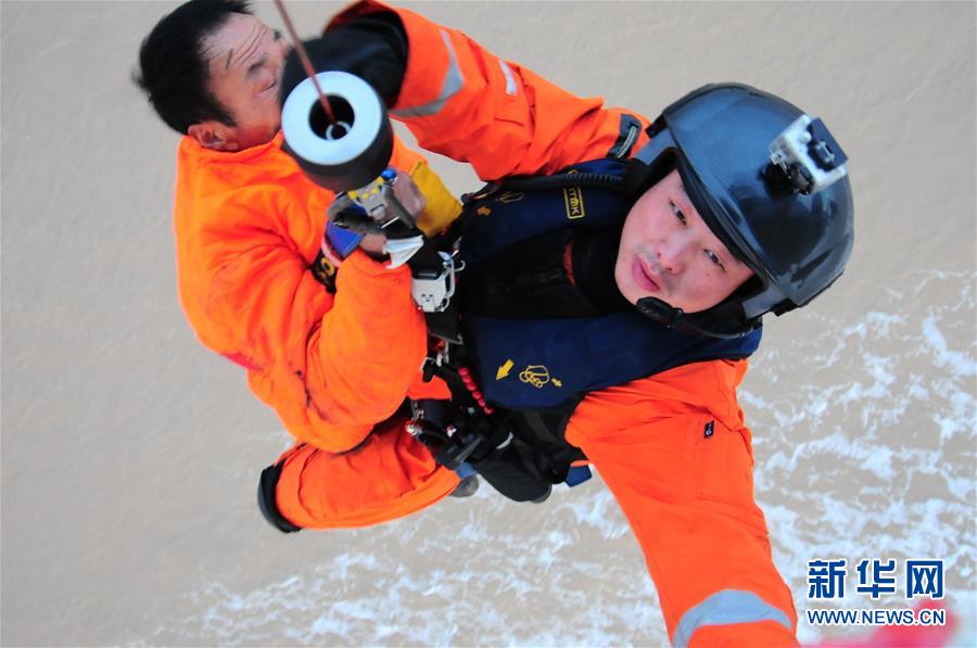 #（社會）（4）交通運輸部北海救助飛行隊成功救助9名遇險漁民