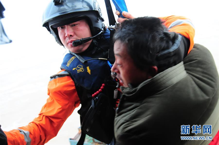 #（社會）（2）交通運輸部北海救助飛行隊成功救助9名遇險漁民