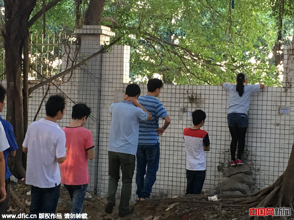 深圳一工业园侧大门被封 千余工人排队翻墙上