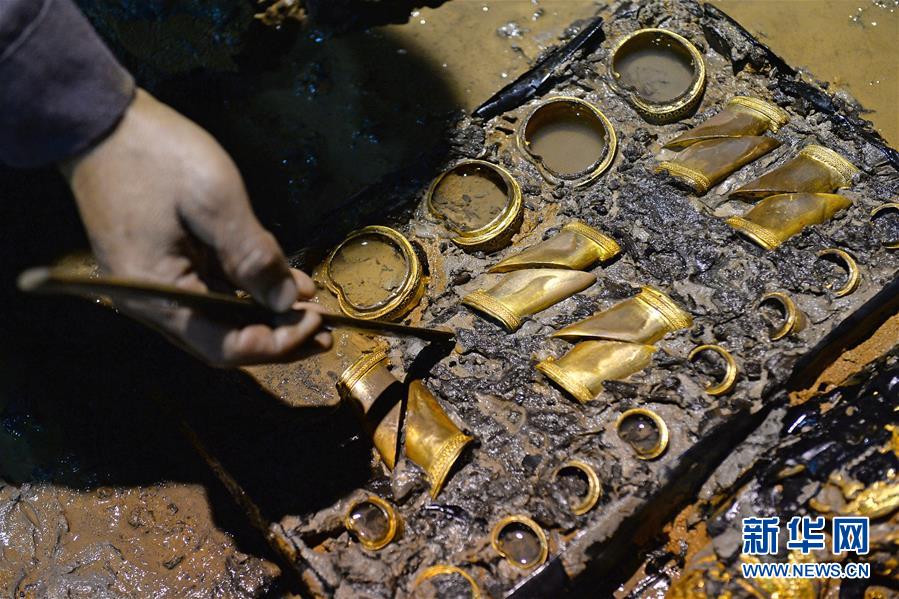 （新华直击）南昌西汉海昏侯墓发现大量马蹄金和金饼