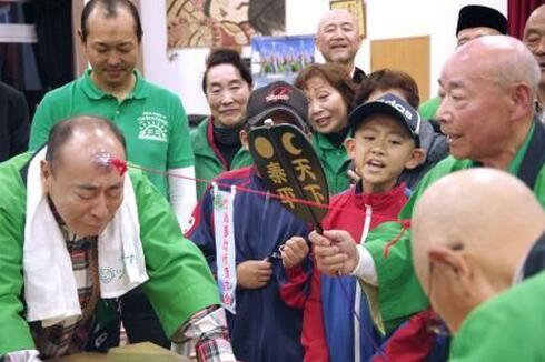 日本舉辦首屆“光頭拔河賽”