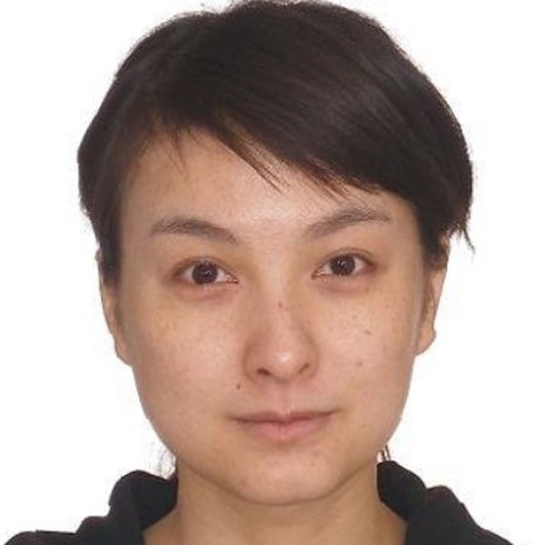 黑眼圈还有脸上色斑吓死人了,比舞台上的模样老20岁的感觉