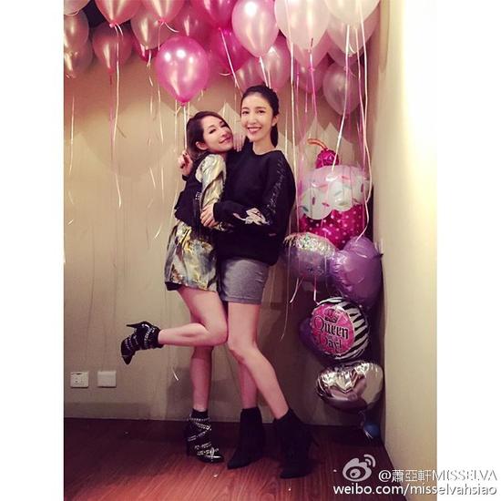  萧亚轩 为 杨谨华 提前庆生 性感短裙秀美腿(图0