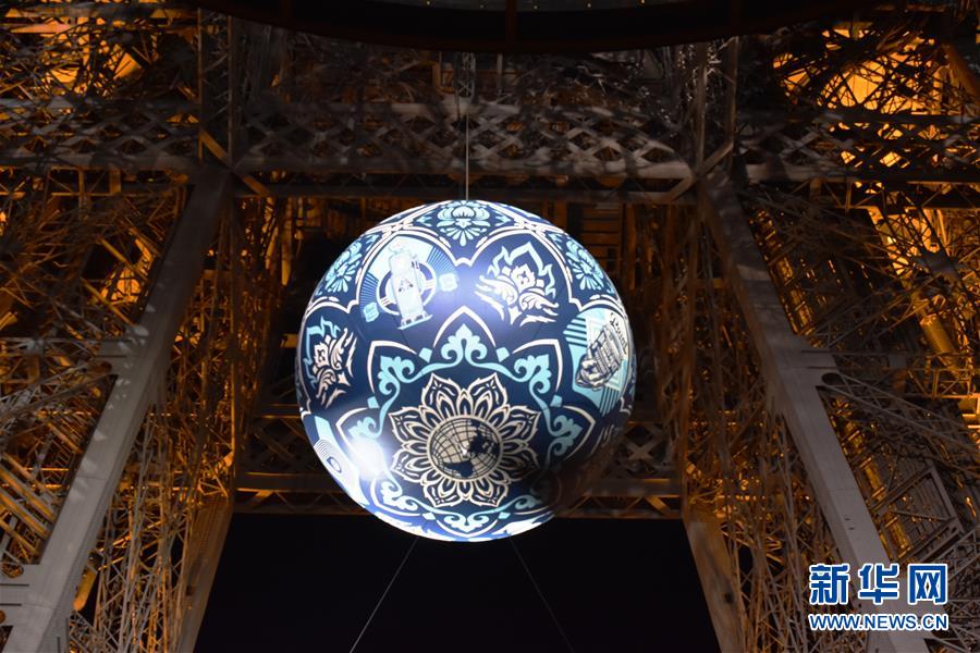 （XHDW）（2）巴黎铁塔悬挂“地球危机”大圆球