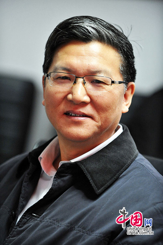 2015年11月21日，发展中国论坛在京举行“发展智库学习贯彻党的十八届五中全会精神研讨会”。图为国家行政学院经济学部主任张占斌教授在研讨会现场。