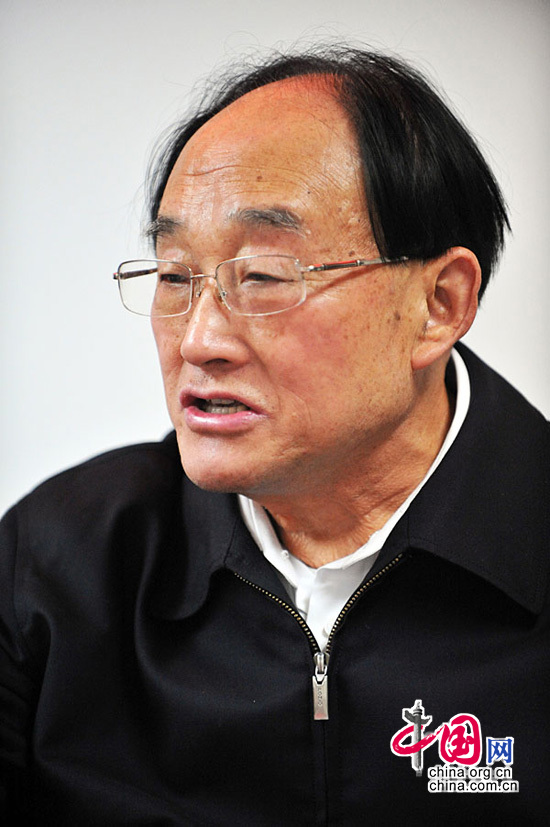 2015年11月21日，发展中国论坛在京举行“发展智库学习贯彻党的十八届五中全会精神研讨会”。图为安徽省人大常委会原副主任季昆森在会议上发言。